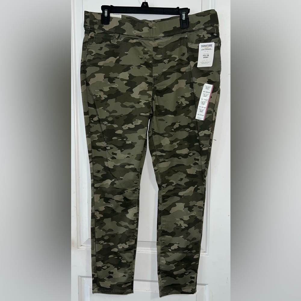 Women’s Signature Levi’s Shaping Pull On Pants - Camouflage